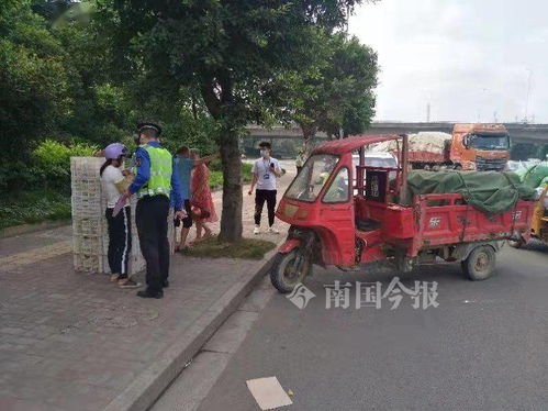 别怕,小心点不会有问题的 ,机动三轮车违规运输氧气瓶被查处,柳州女子竟这样说